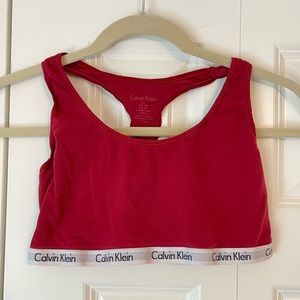 CALVIN KLEIN RED BRA WITH WHITE LINING. SIZE LARGE
